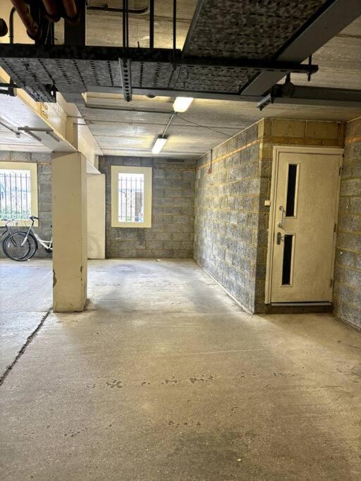 The Tipsy Turtle - Stylish 2 Bed Flat With Parking *