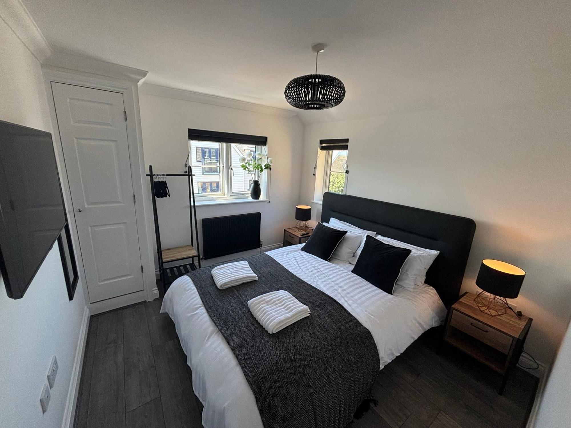 The Tipsy Turtle - Stylish 2 Bed Flat With Parking * Whitstable